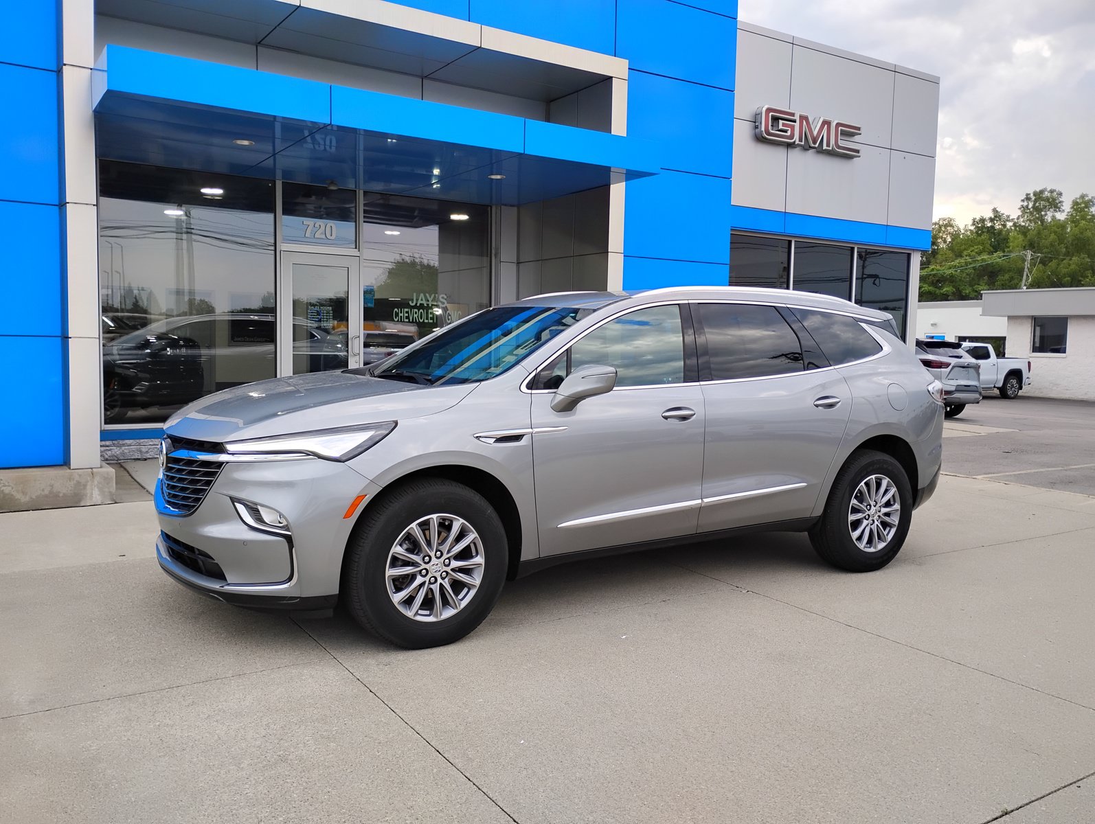 Used 2023 Buick Enclave Essence AWD/4WD image 13