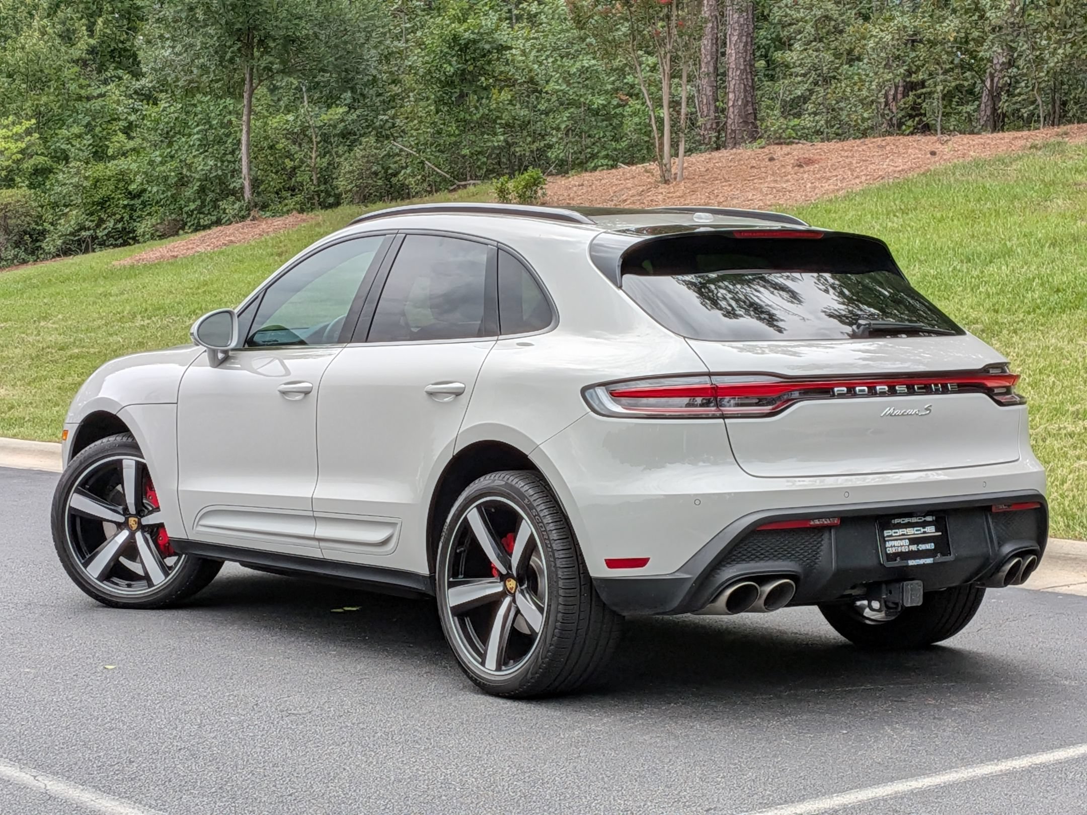 Certified 2025 Porsche Macan S AWD/4WD image 3