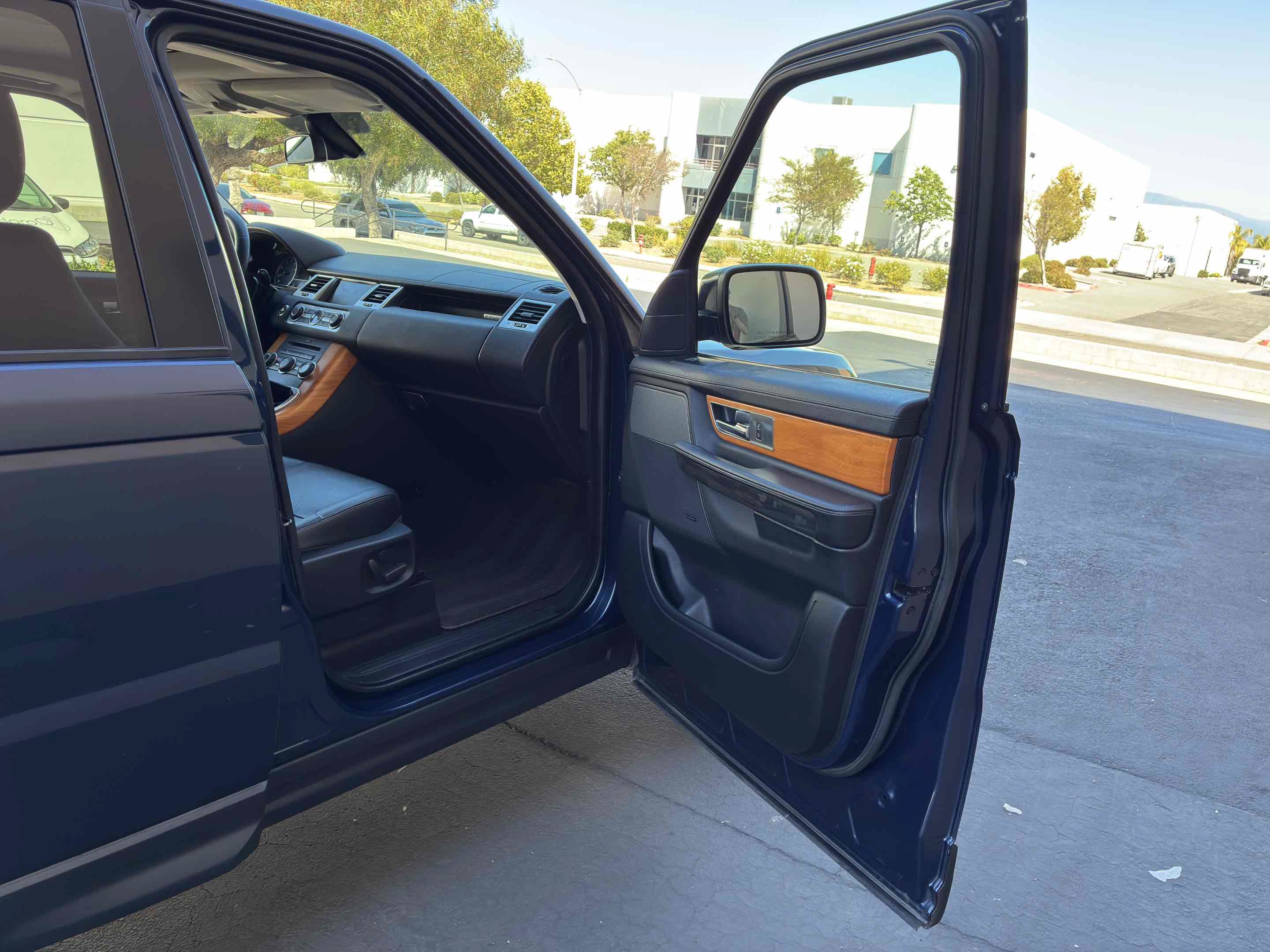 Used 2011 Land Rover Range Rover Sport HSE AWD/4WD image 44