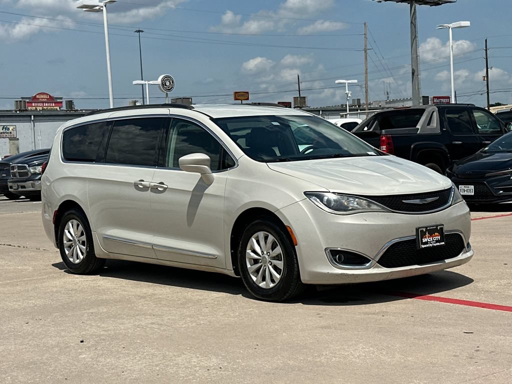 Used 2017 Chrysler Pacifica Touring-L FWD image 8