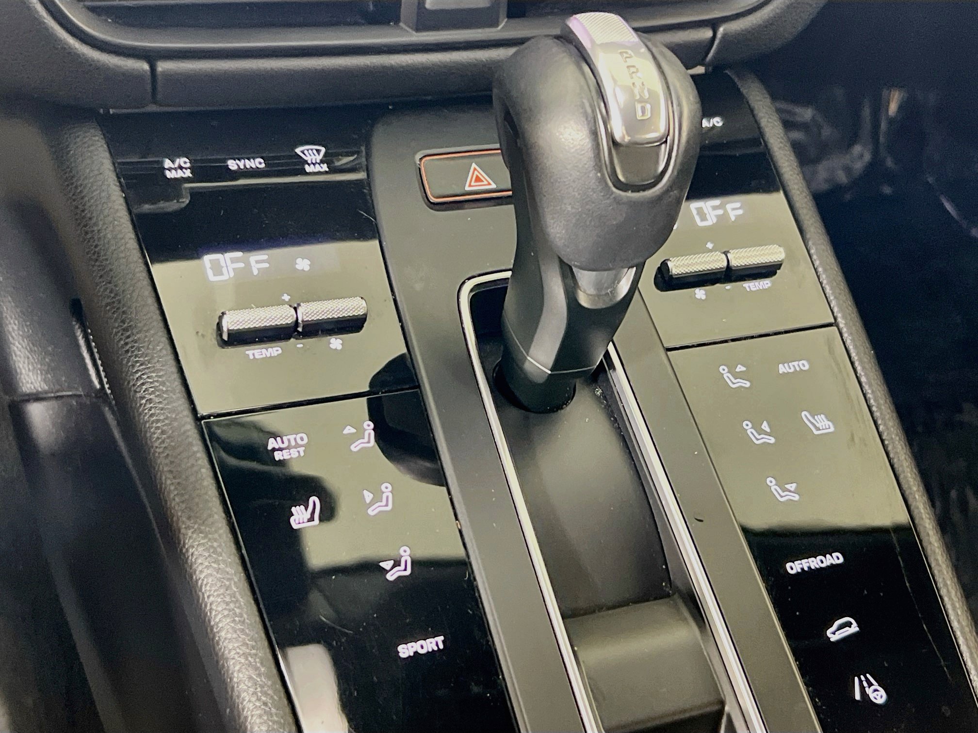 Used 2022 Porsche Macan AWD/4WD image 16