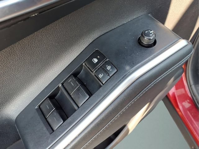 Used 2022 Toyota Highlander XLE AWD/4WD image 10