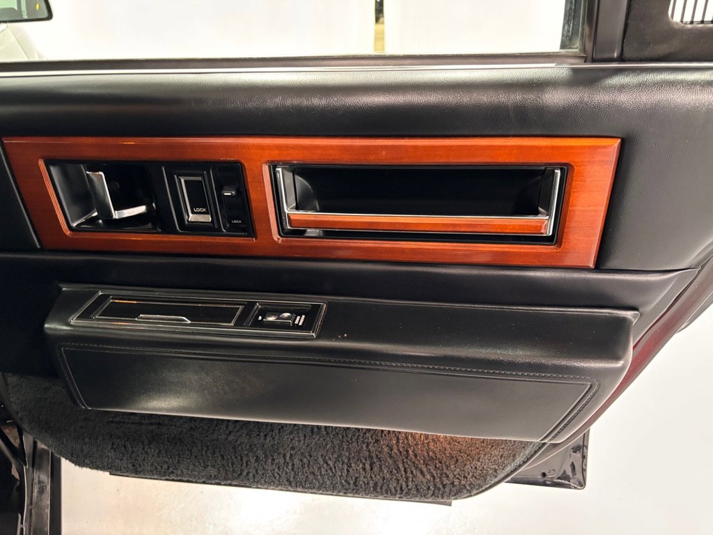 Used 1993 Cadillac Fleetwood Sedan FWD image 26