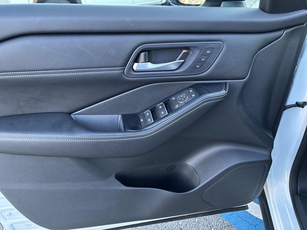 Used 2024 Nissan Rogue SL w/ SL Premium Package image 20