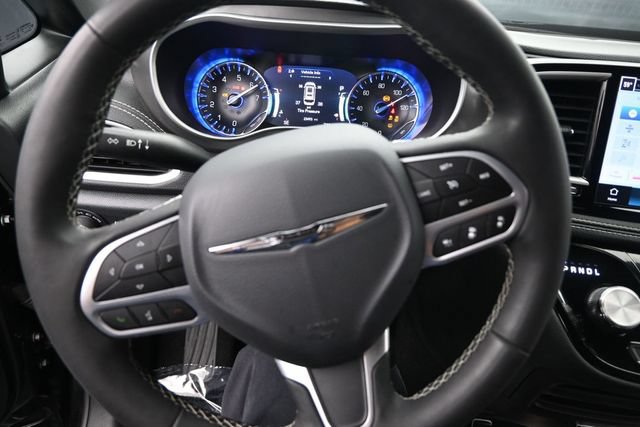 Certified 2025 Chrysler Pacifica Select AWD/4WD image 11