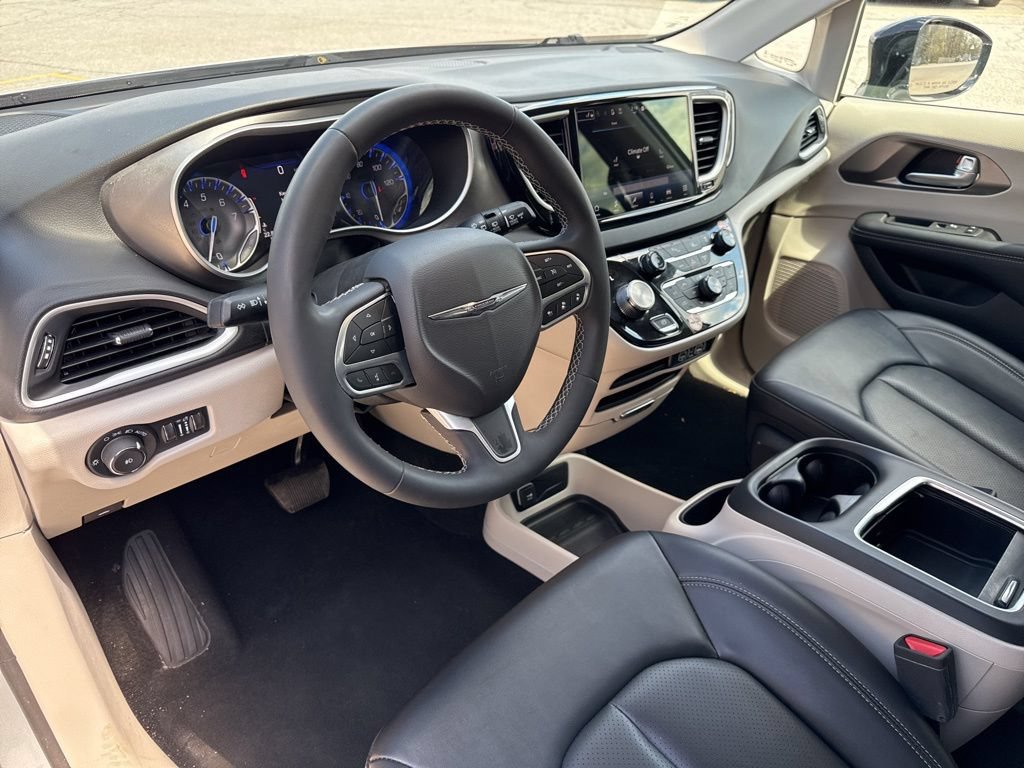 Used 2024 Chrysler Pacifica Touring-L FWD image 2