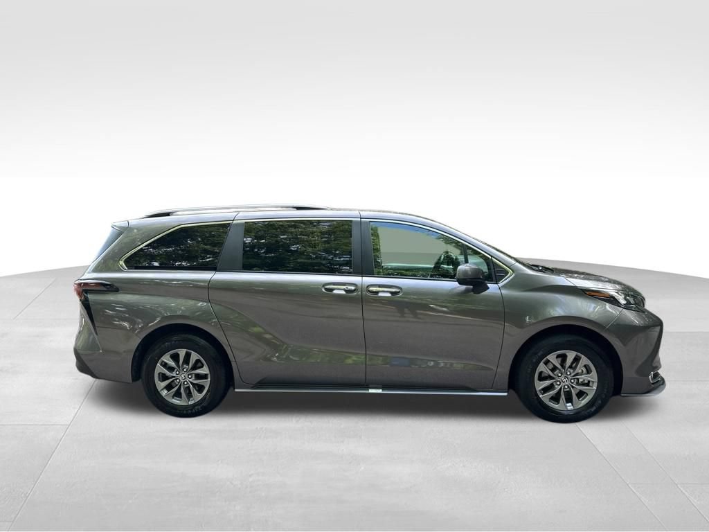 Used 2024 Toyota Sienna XLE FWD image 7