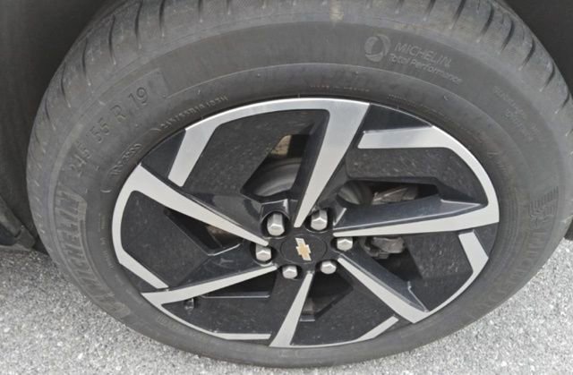 Used 2025 Chevrolet Equinox EV LT w/ Convenience Package image 9