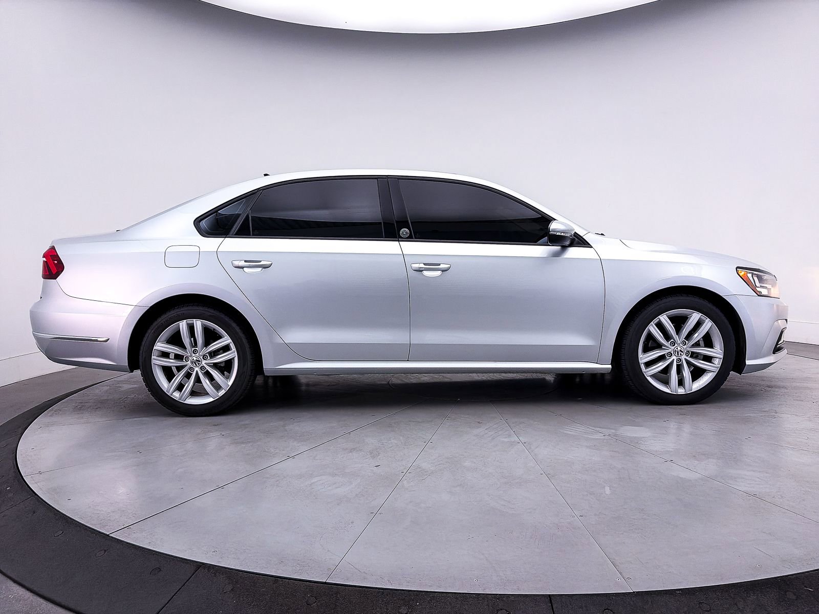 Used 2019 Volkswagen Passat 2.0T Wolfsburg FWD image 36