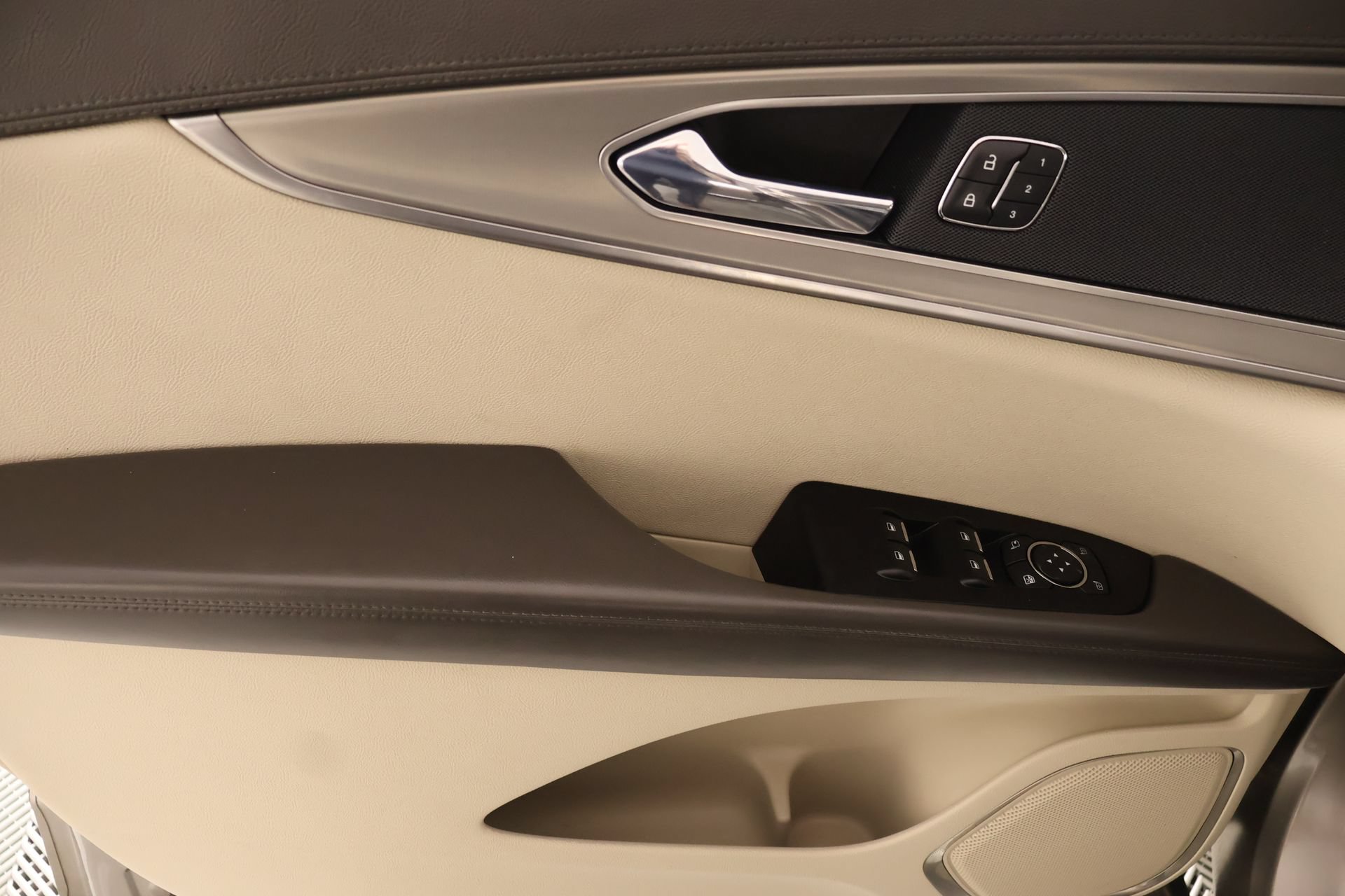 Used 2019 Lincoln Nautilus Select FWD image 16