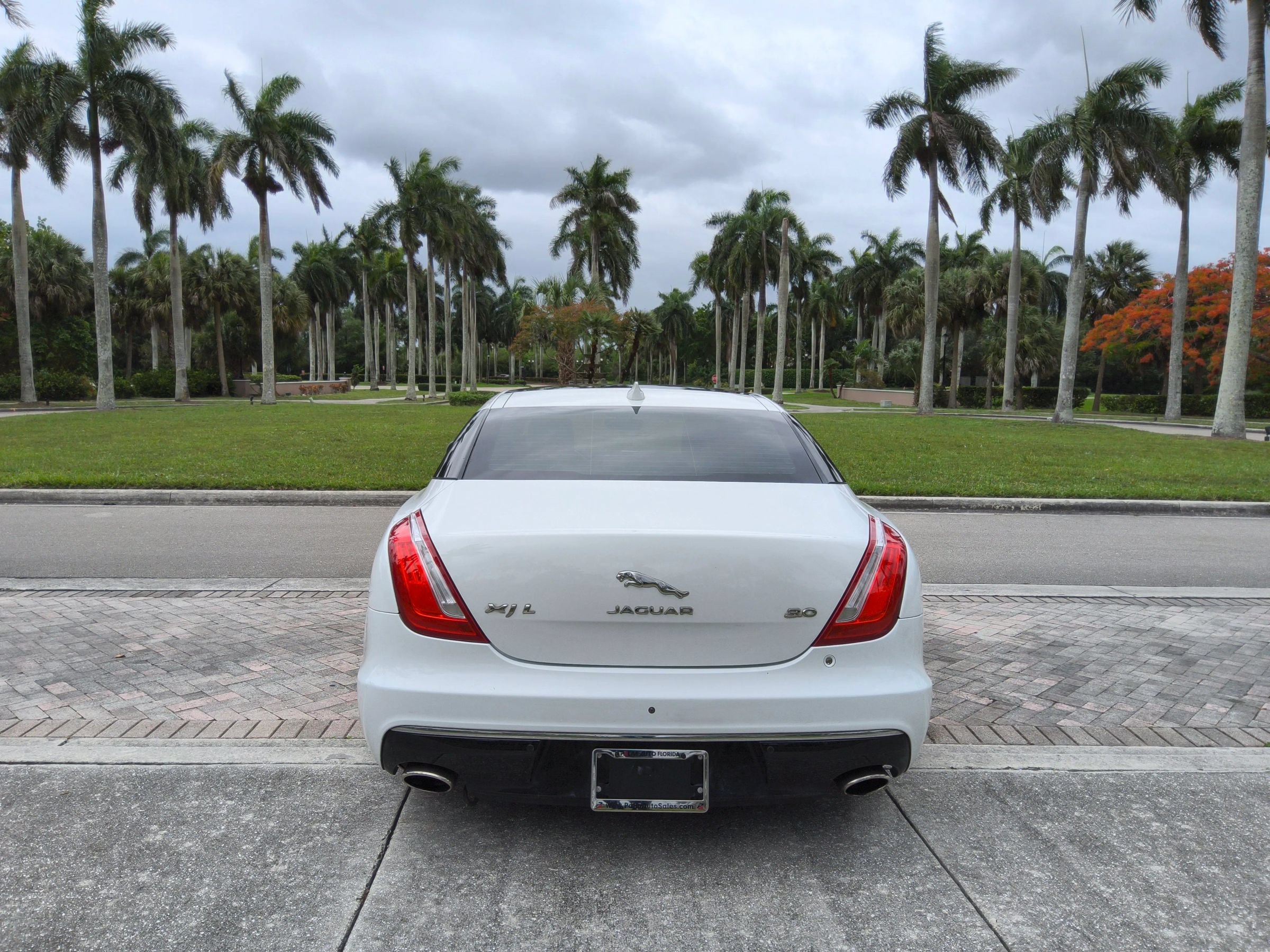 Used 2019 Jaguar XJ L Portfolio RWD image 6