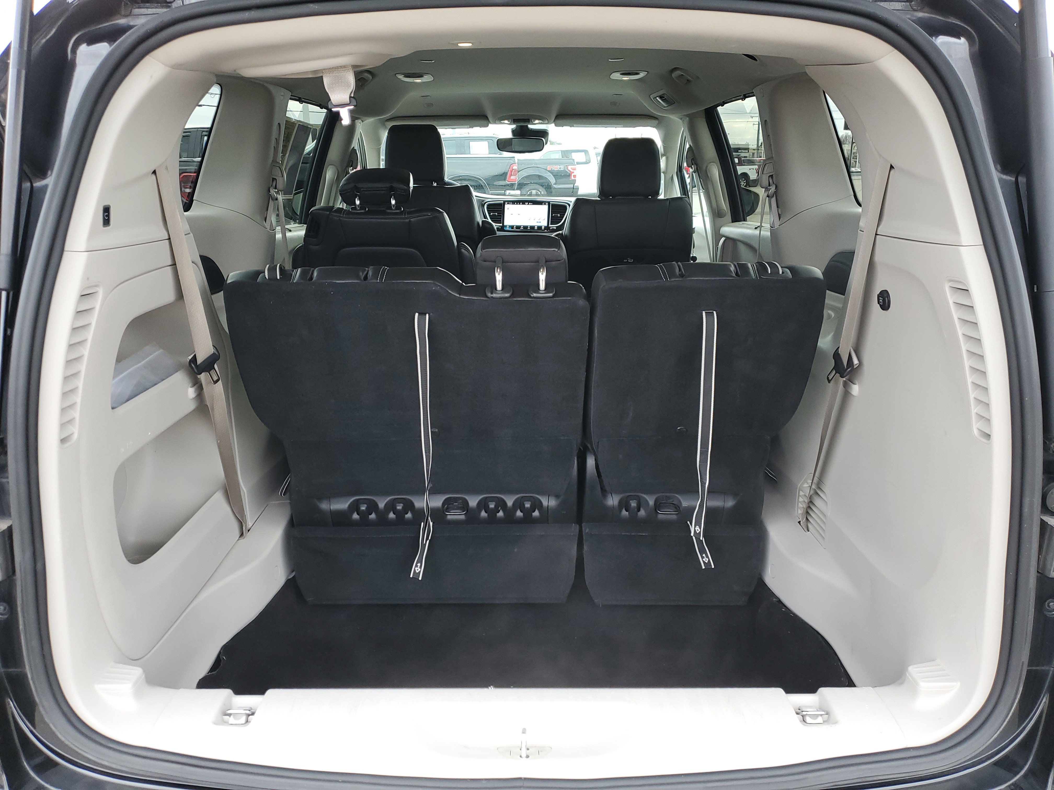 Used 2023 Chrysler Pacifica Touring-L image 8