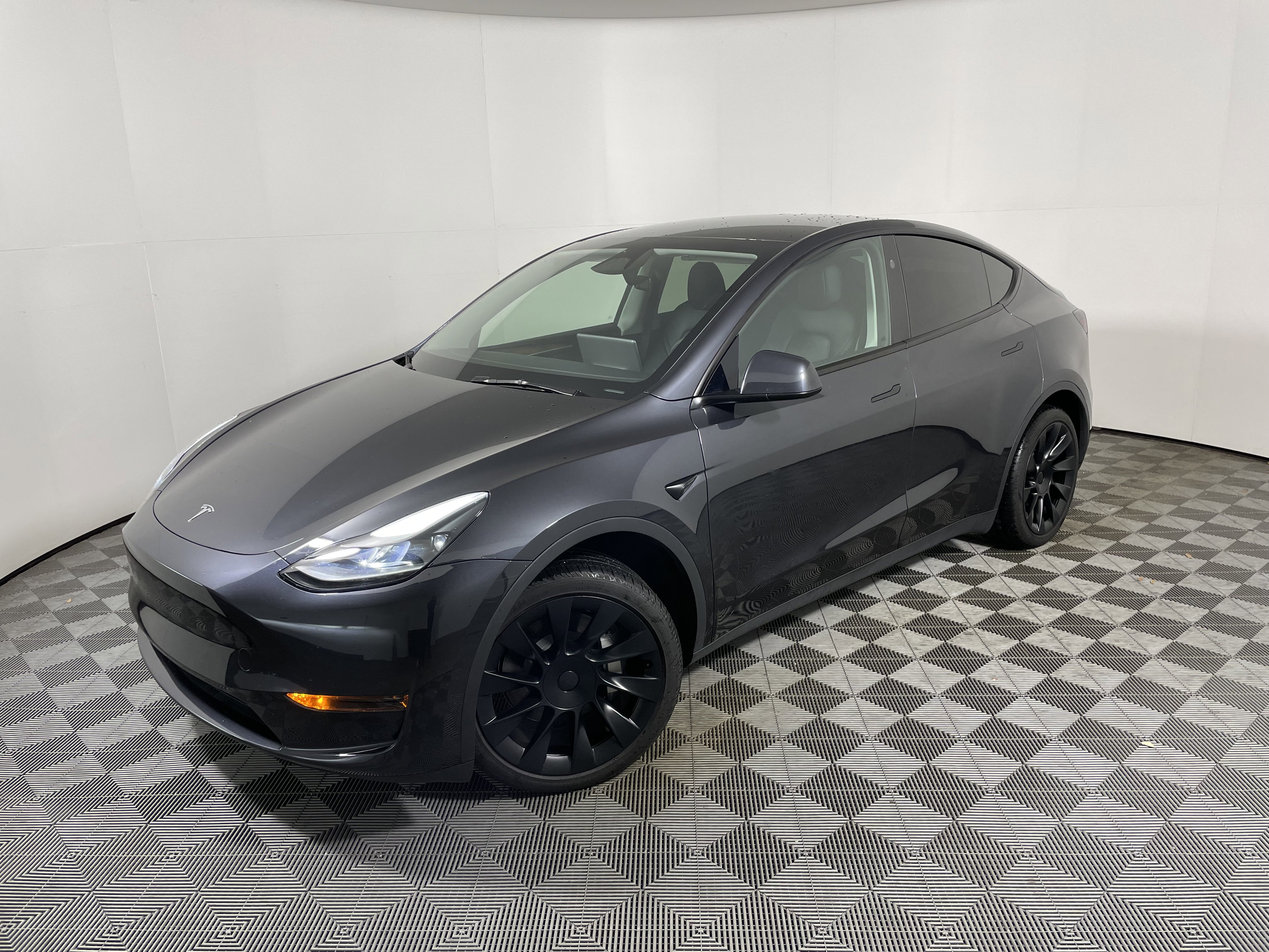 Used 2024 Tesla Model Y 2WD image 1