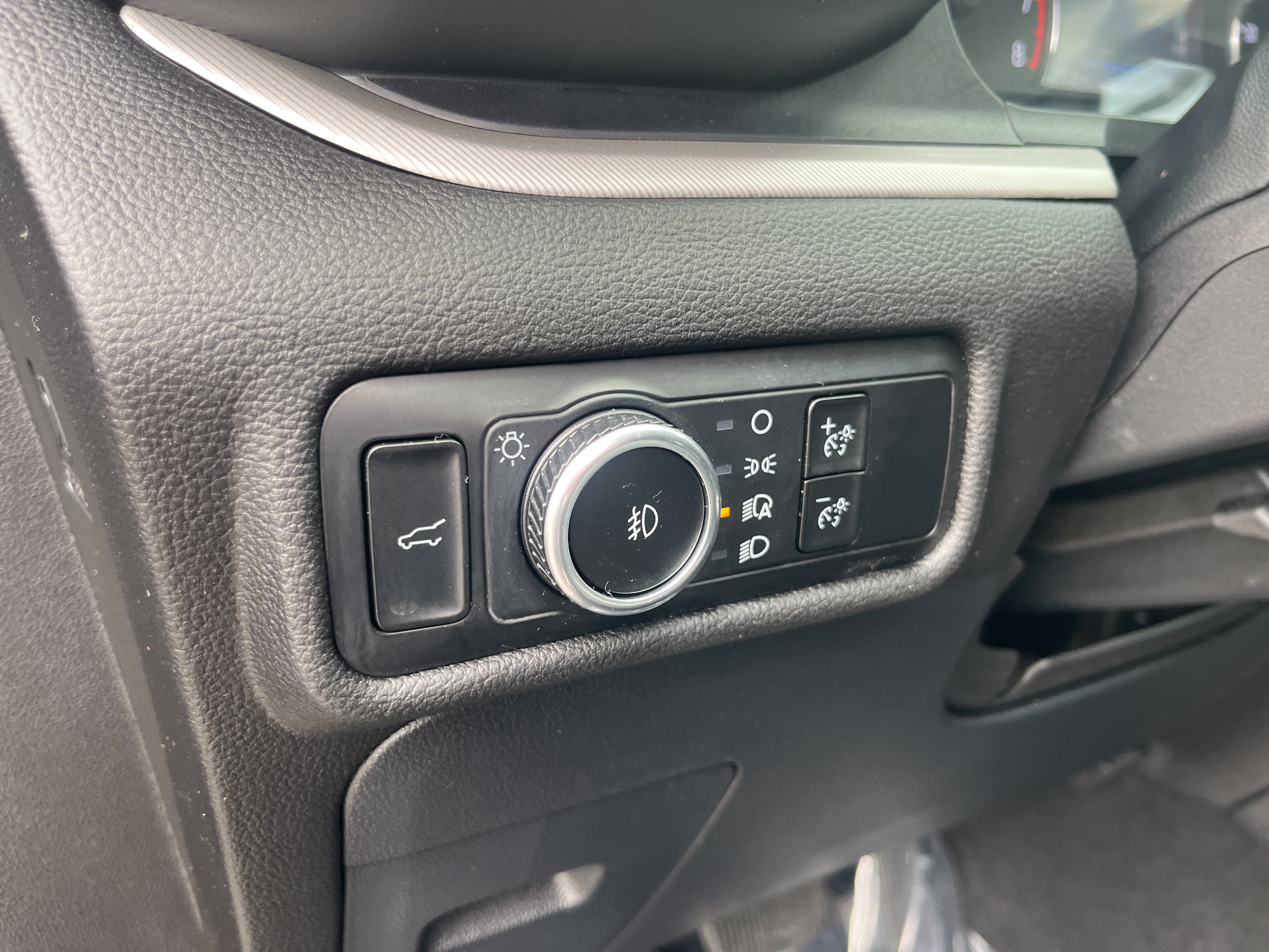Used 2023 Ford Explorer XLT w/ Equipment Group 202A RWD image 17