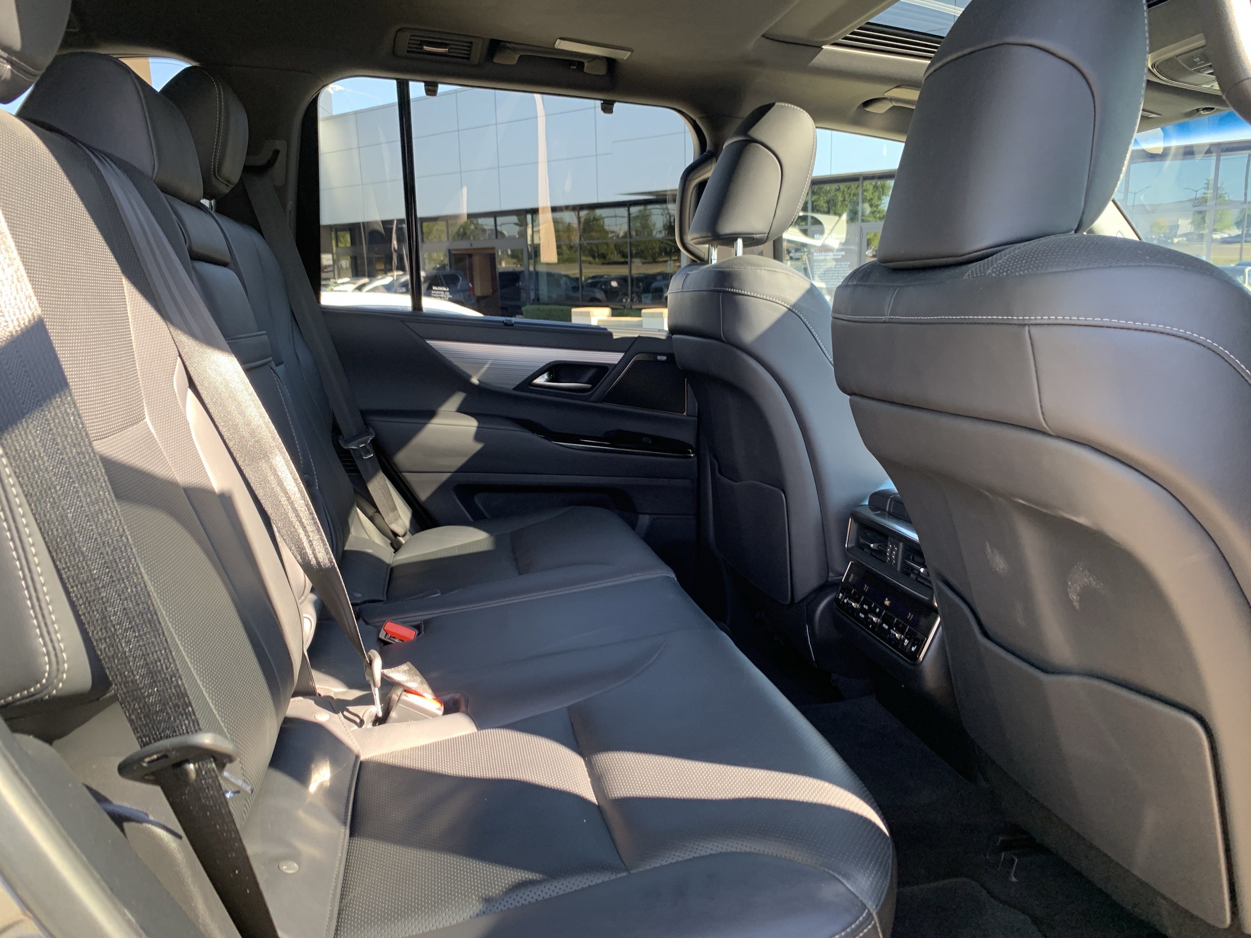 Used 2022 Lexus LX 600 F Sport w/ Accessory Package (Z1) AWD/4WD image 33