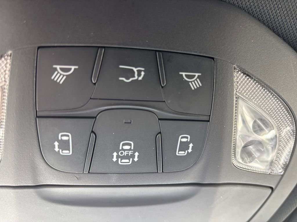 Used 2025 Chrysler Pacifica Select image 29