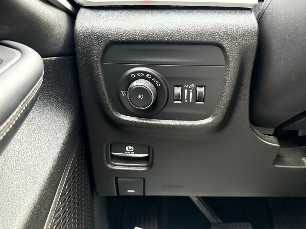 Used 2023 Jeep Grand Cherokee L Limited image 18