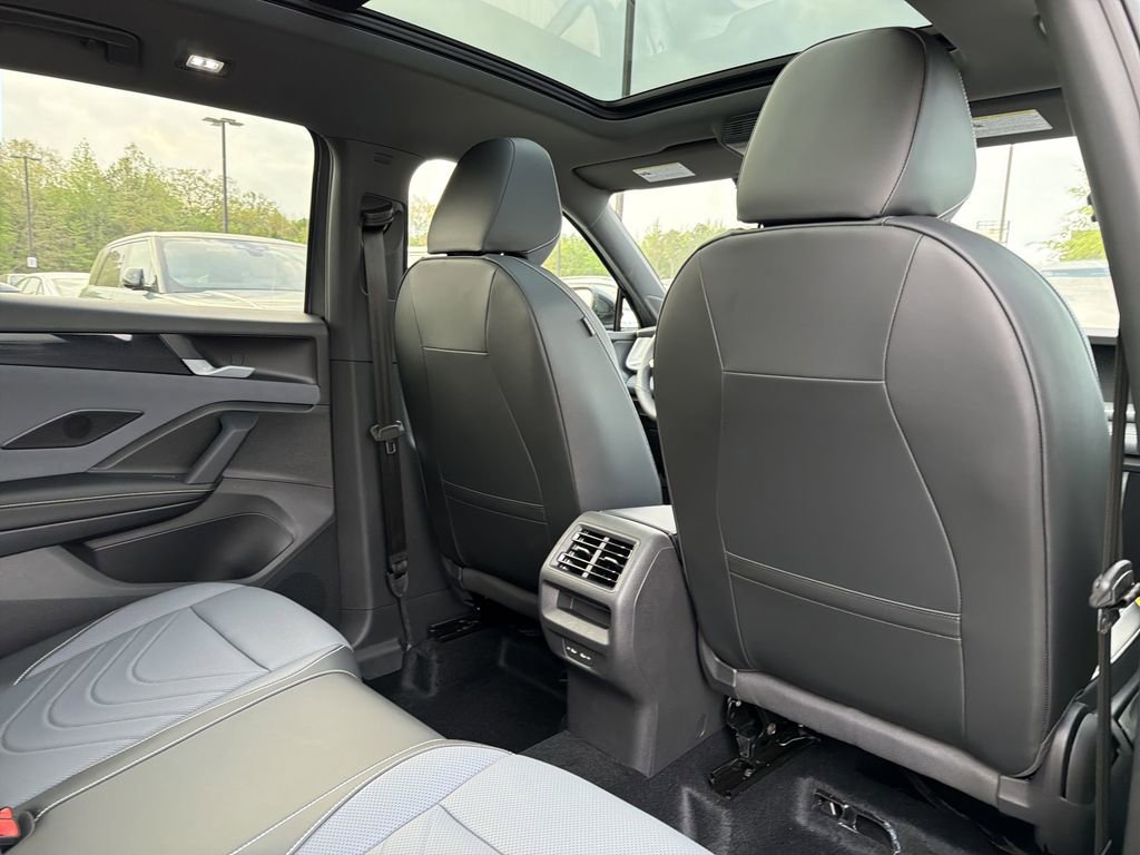 New 2026 Volkswagen Tiguan SE R-Line FWD image 17