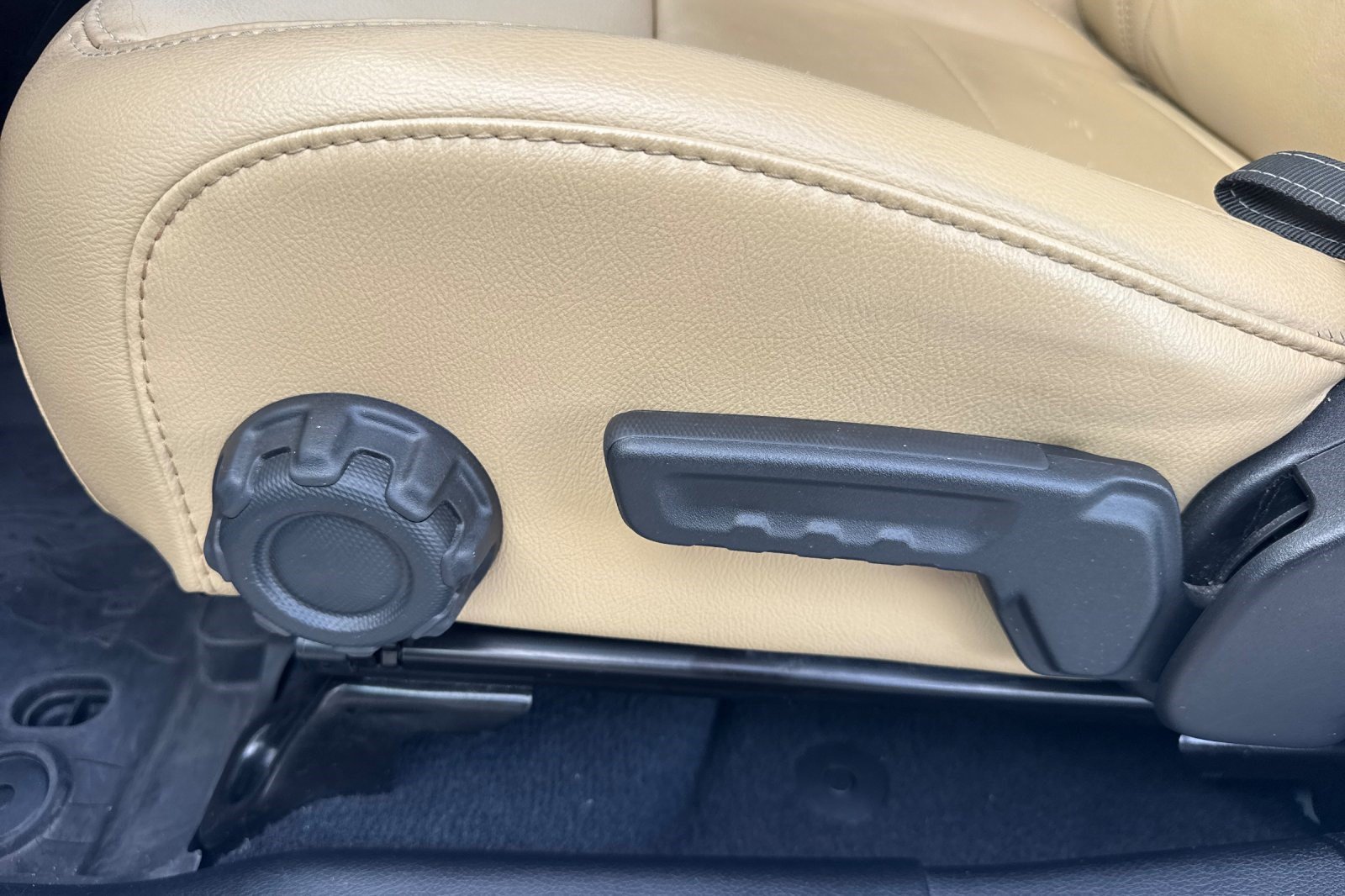 Used 2018 Jeep Wrangler Unlimited Sahara AWD/4WD image 15
