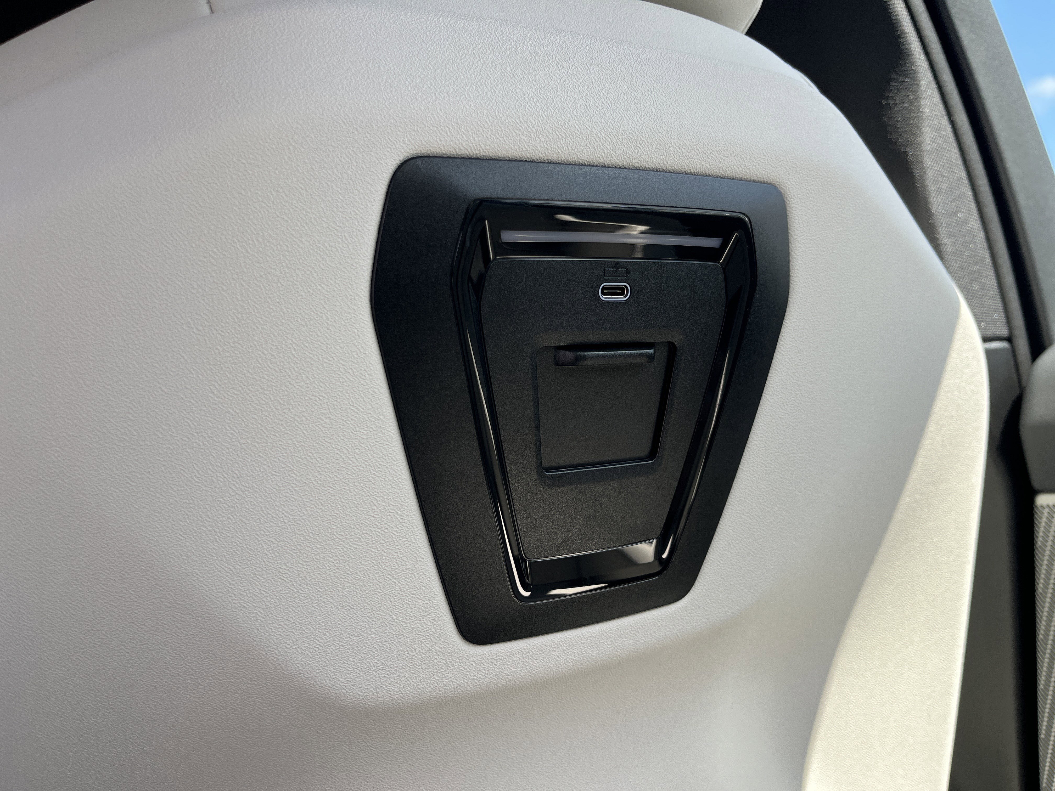 Used 2024 BMW 530i w/ Premium Package image 22