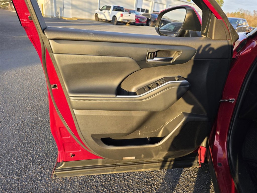 Used 2022 Toyota Highlander XLE image 12