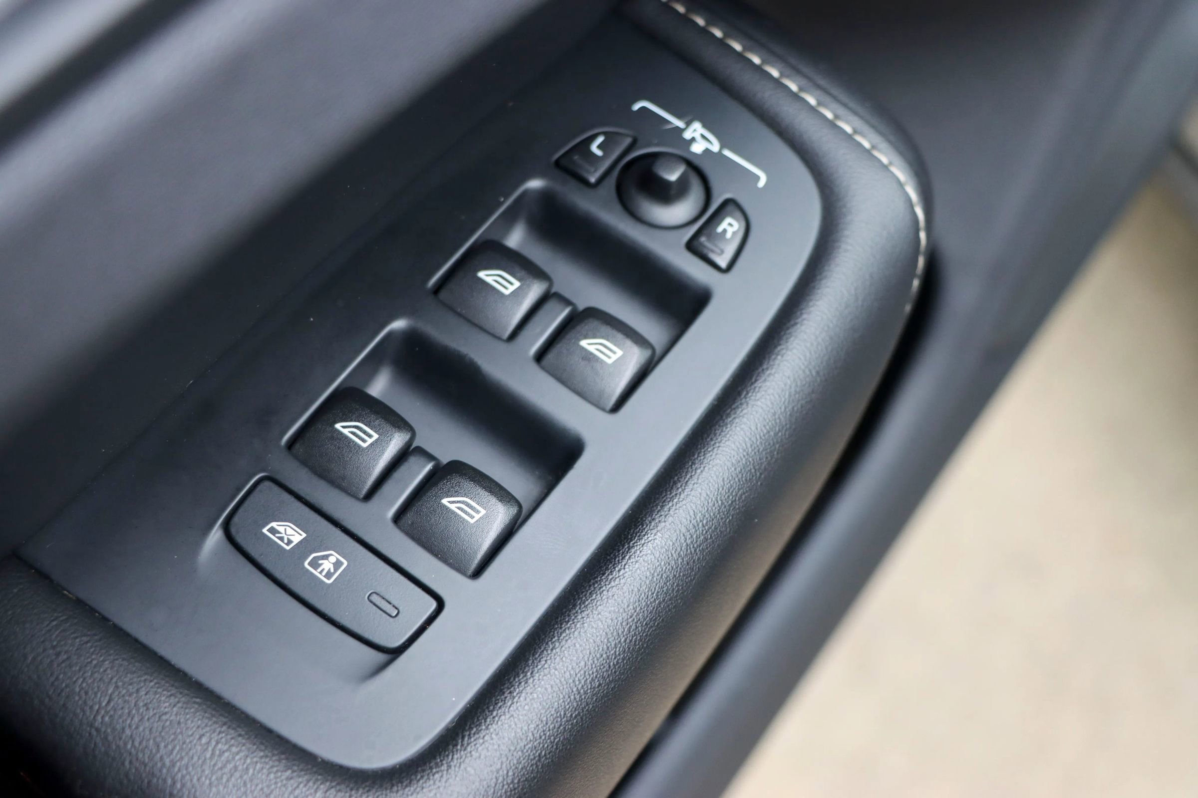 Used 2018 Volvo XC60 T5 R-Design w/ Convenience Package image 14