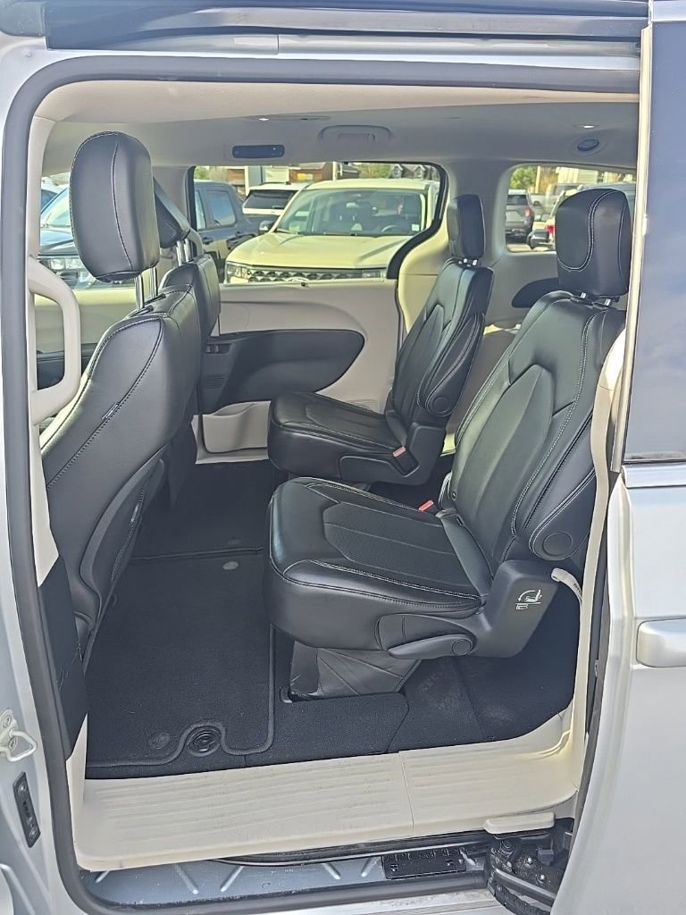 Used 2024 Chrysler Pacifica Touring-L image 11
