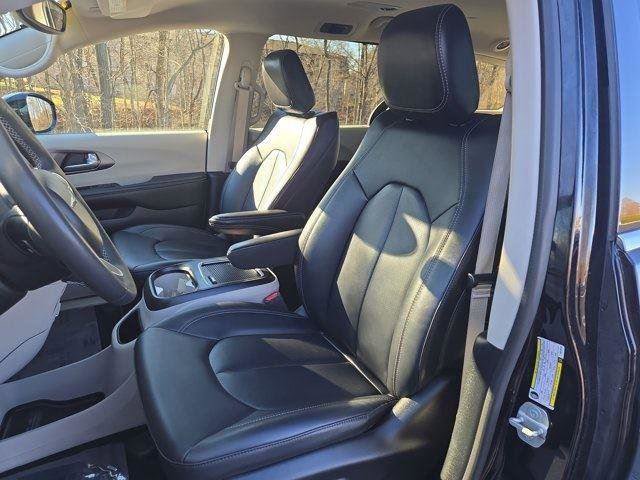 Used 2024 Chrysler Pacifica Touring-L FWD image 13
