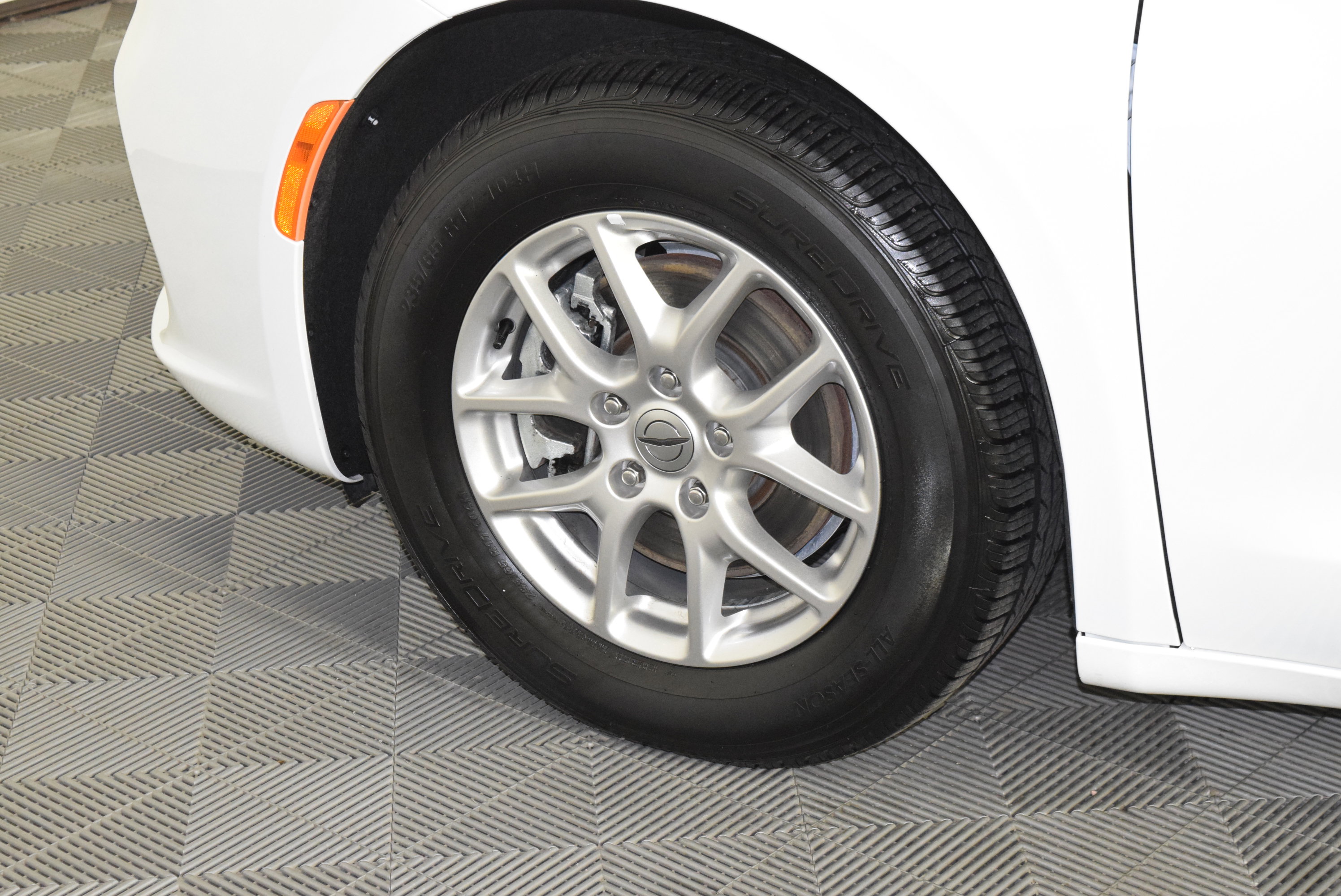 Used 2024 Chrysler Pacifica Touring-L image 41