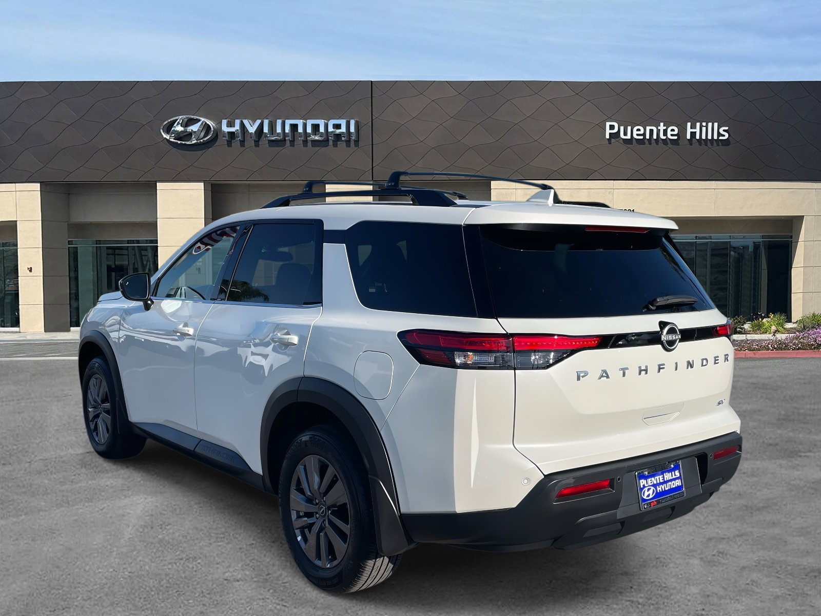 Used 2024 Nissan Pathfinder SV image 4