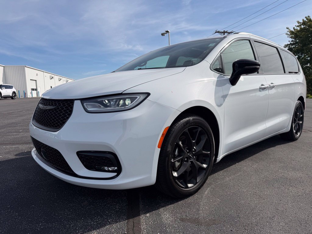 Used 2025 Chrysler Pacifica Limited FWD image 1