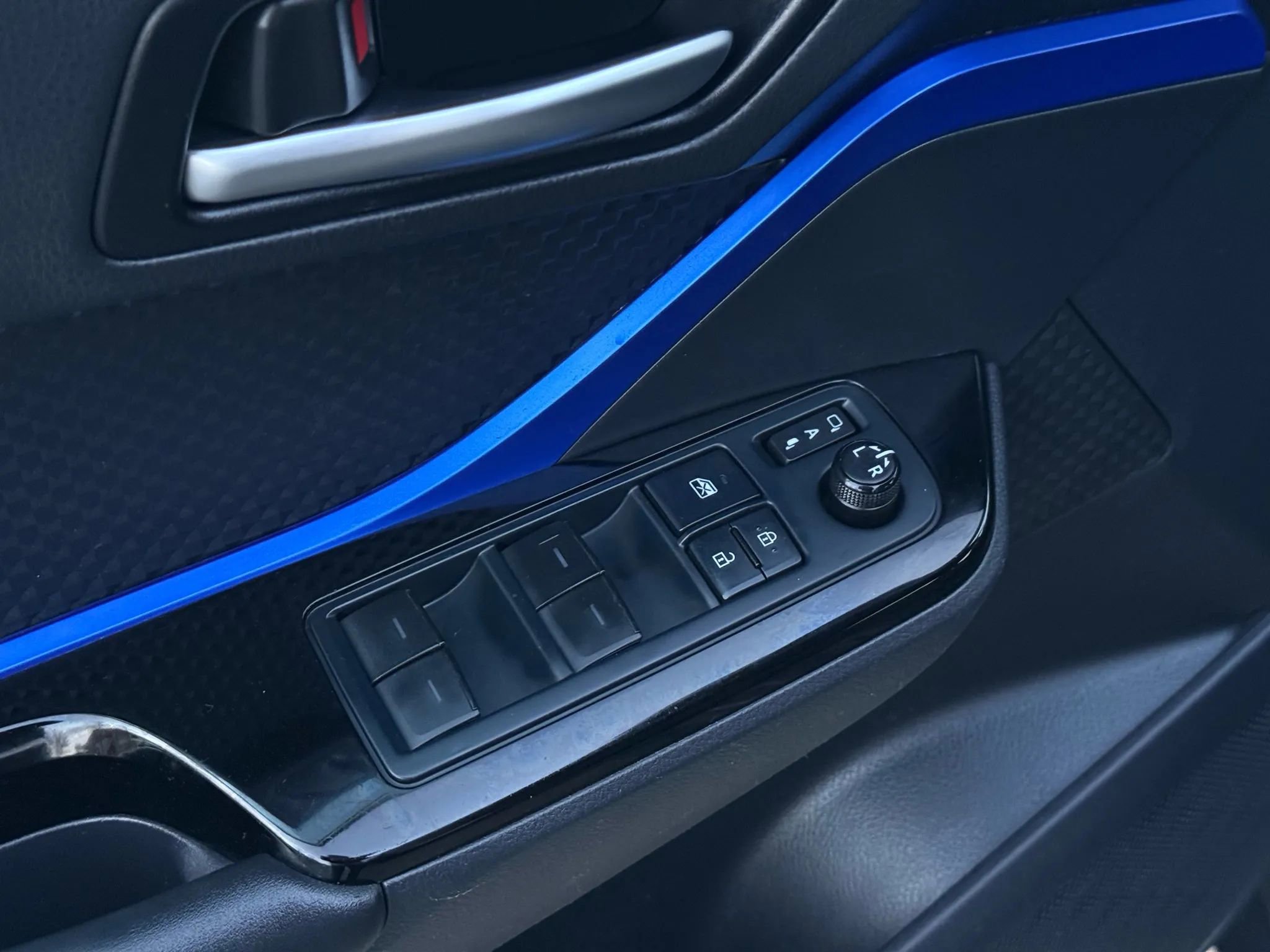 Used 2022 Toyota C-HR XLE image 19