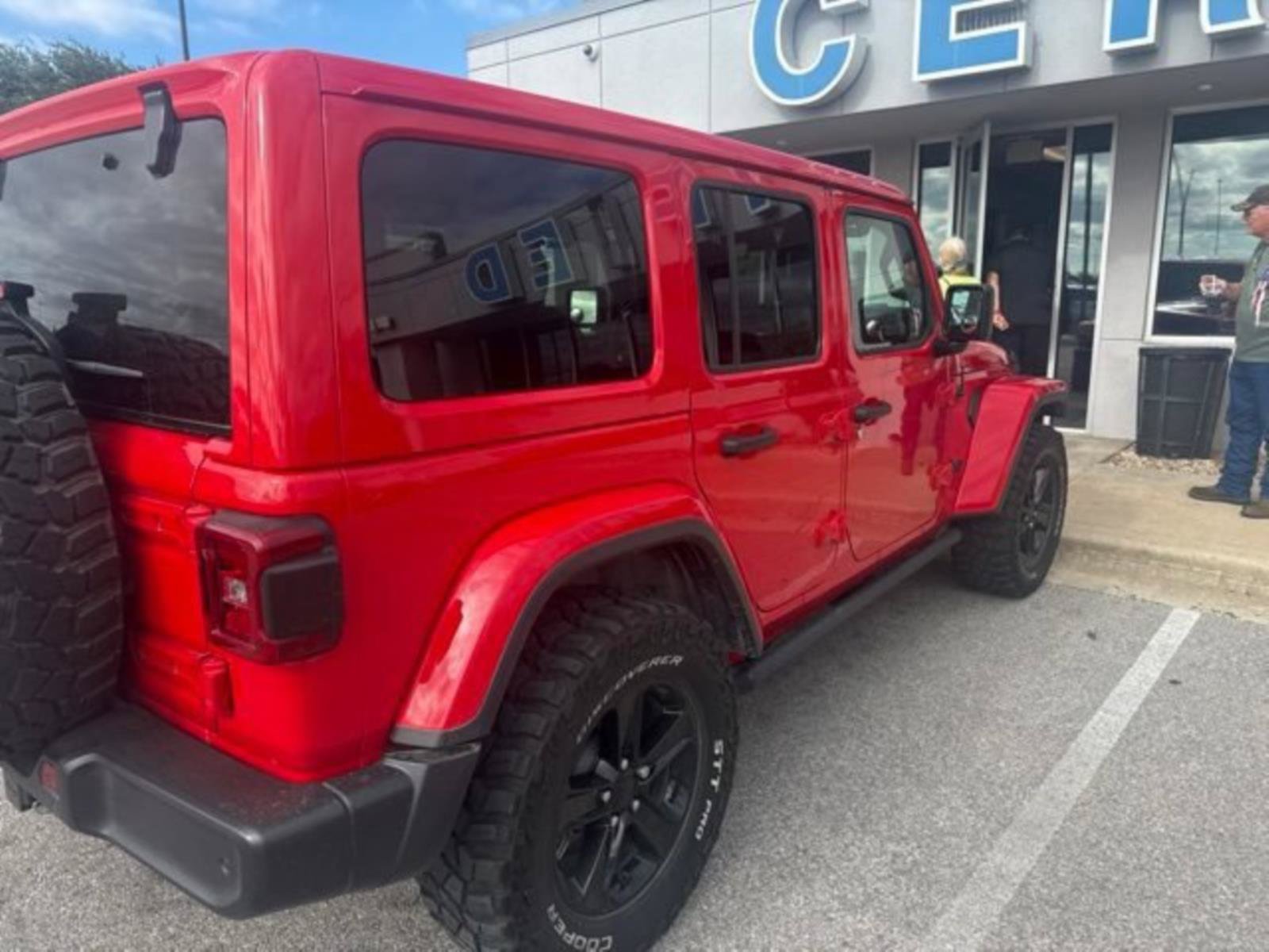 Used 2023 Jeep Wrangler Unlimited Sahara AWD/4WD image 3