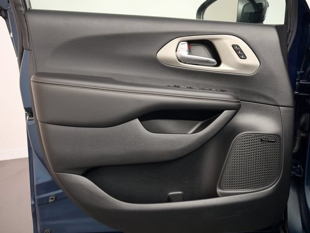 Used 2023 Chrysler Pacifica Limited w/ Uconnect Theater Family Group AWD/4WD image 13