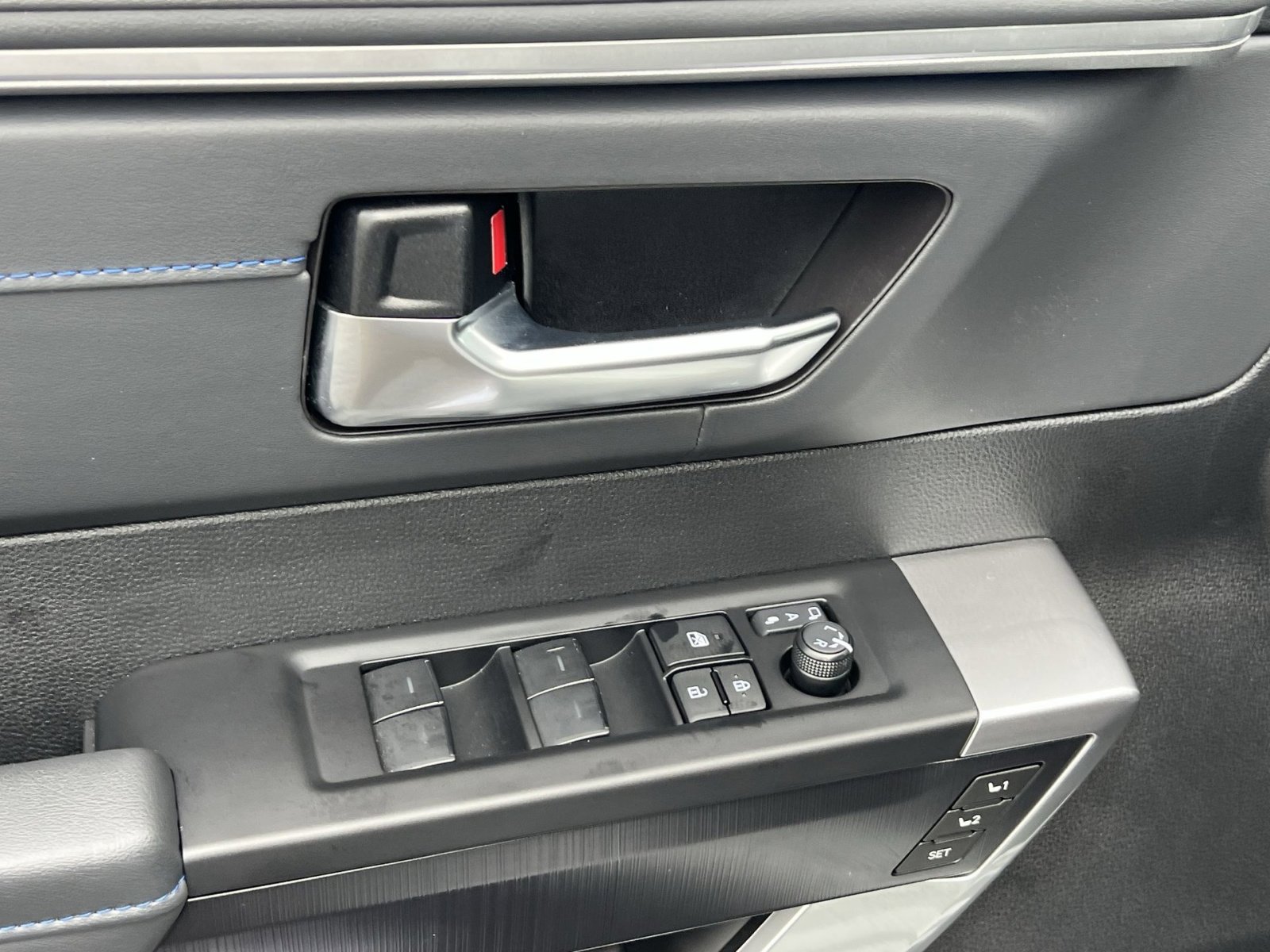 Used 2023 Toyota Sequoia Platinum AWD/4WD image 21