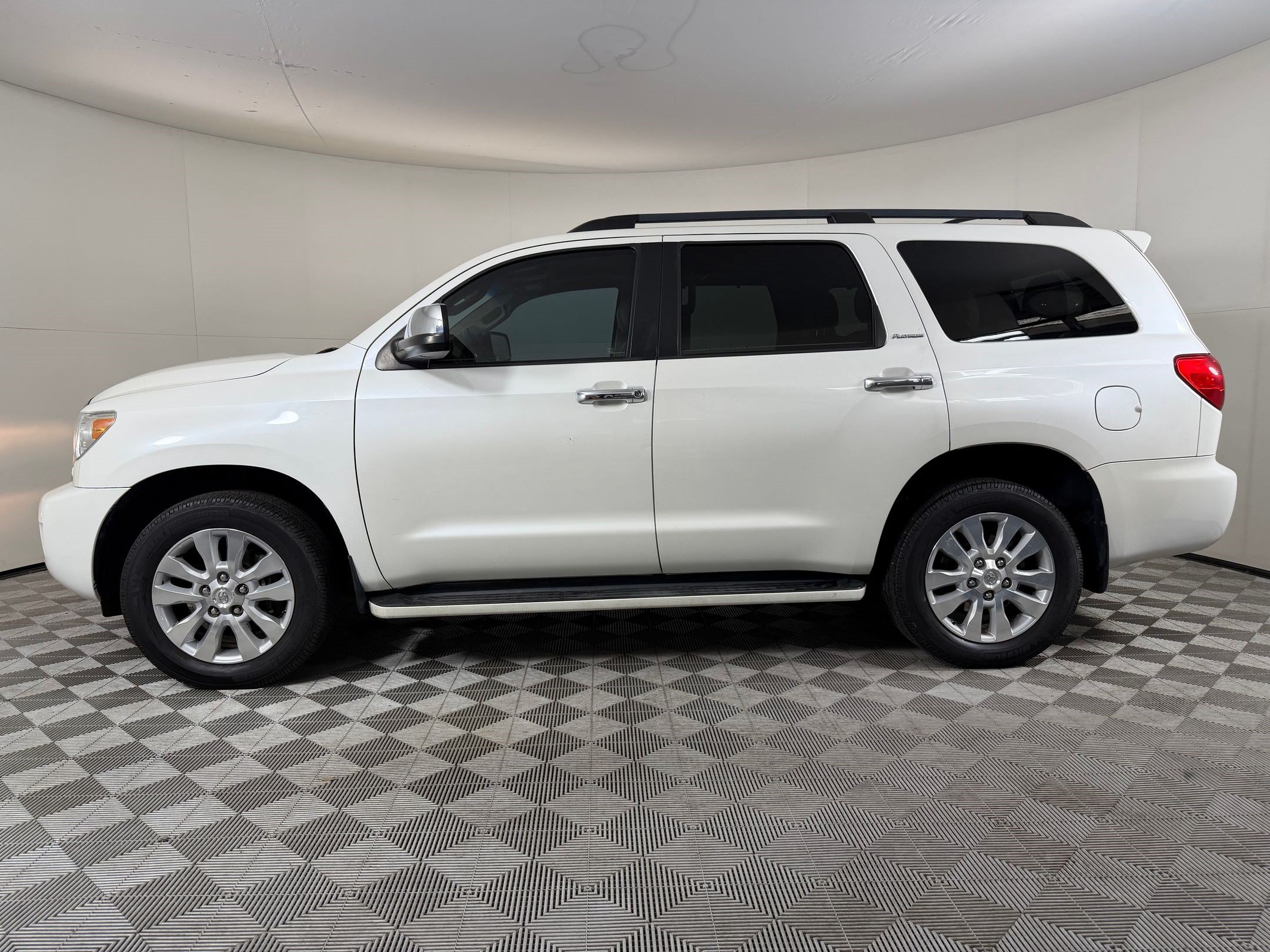 Used 2016 Toyota Sequoia Platinum AWD/4WD image 2