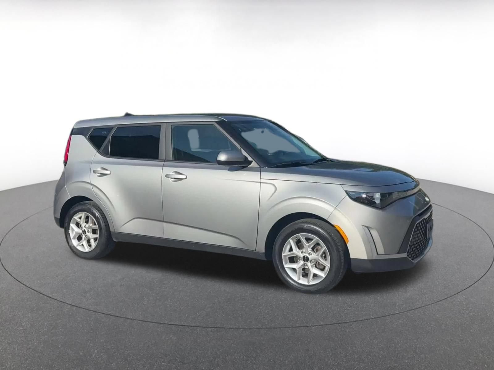Used 2025 Kia Soul LX w/ LX Technology Package FWD image 2