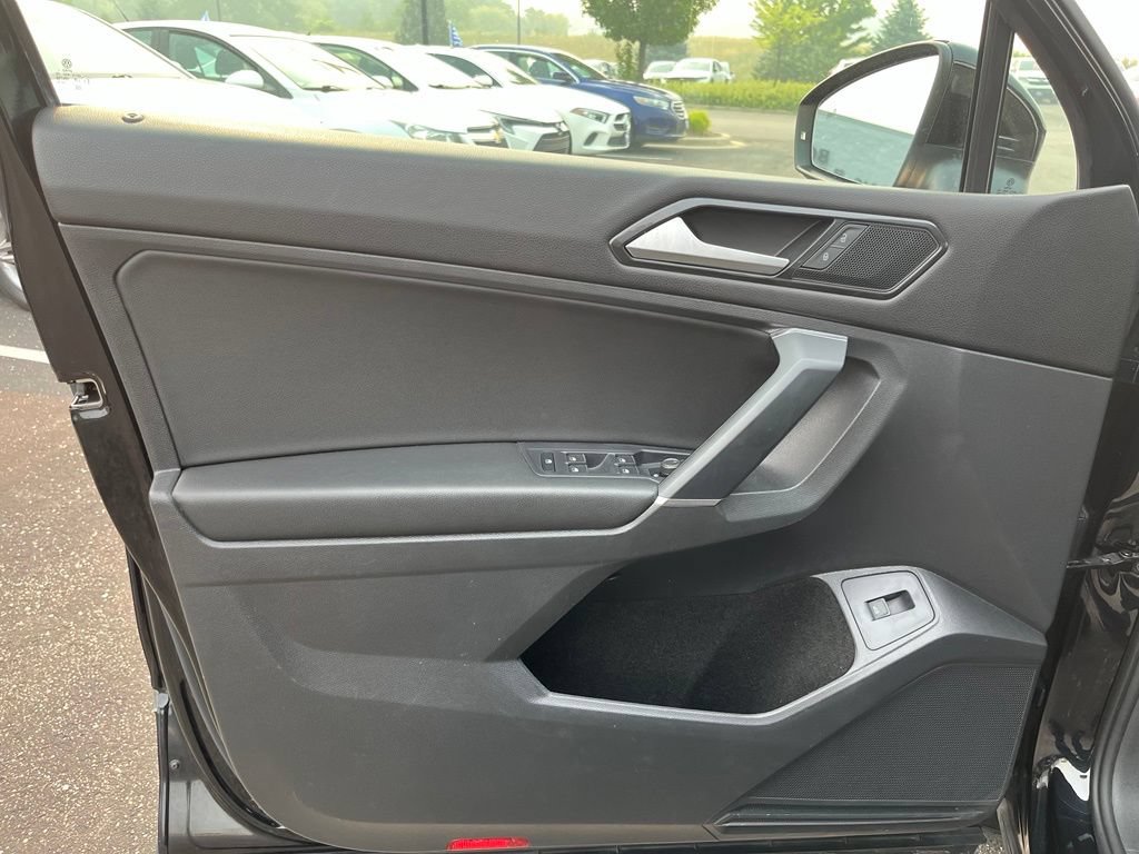 Used 2018 Volkswagen Tiguan SEL AWD/4WD image 9