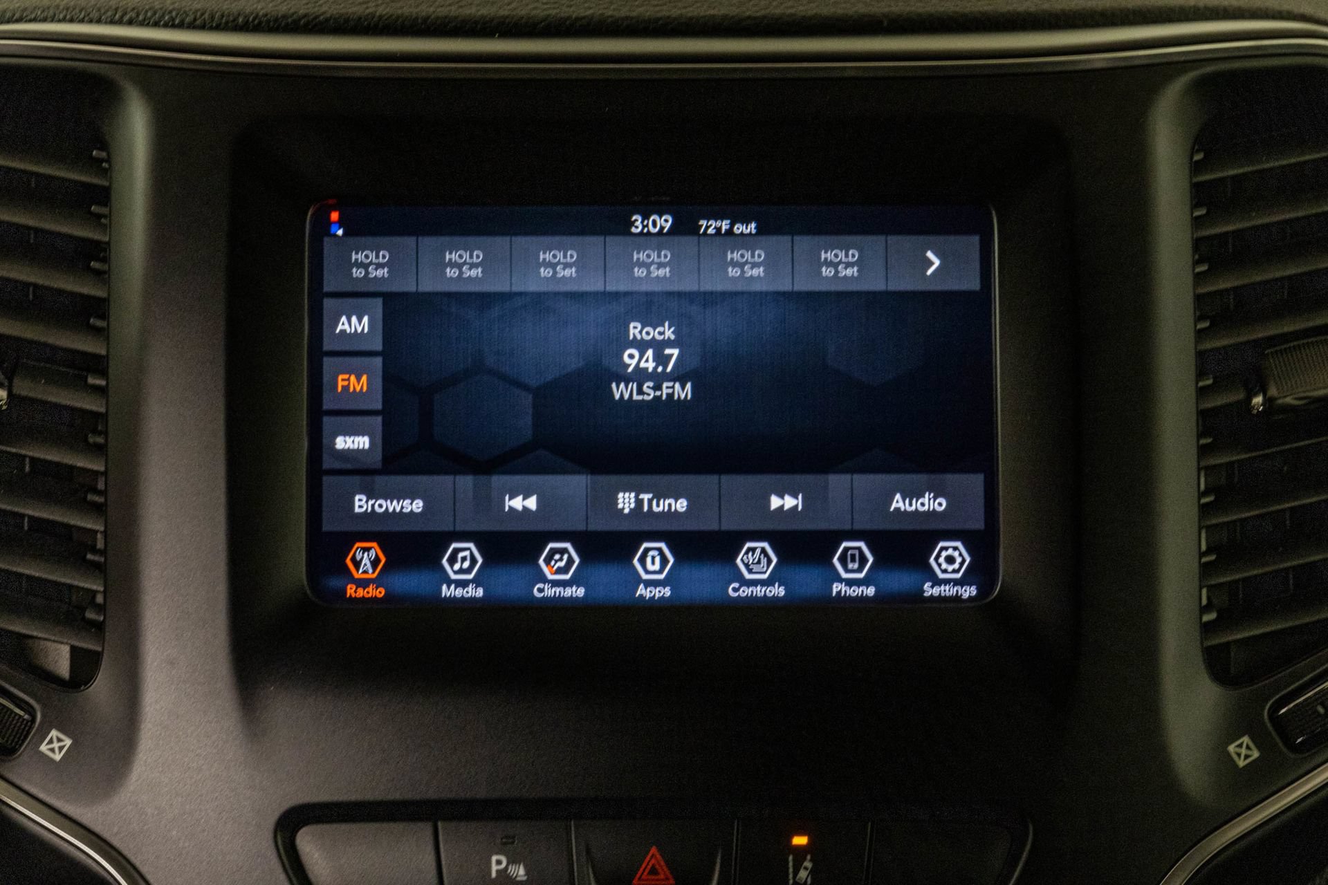Used 2021 Jeep Cherokee Latitude Plus AWD/4WD image 24