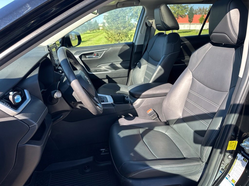 Used 2022 Toyota RAV4 XLE Premium AWD/4WD image 15