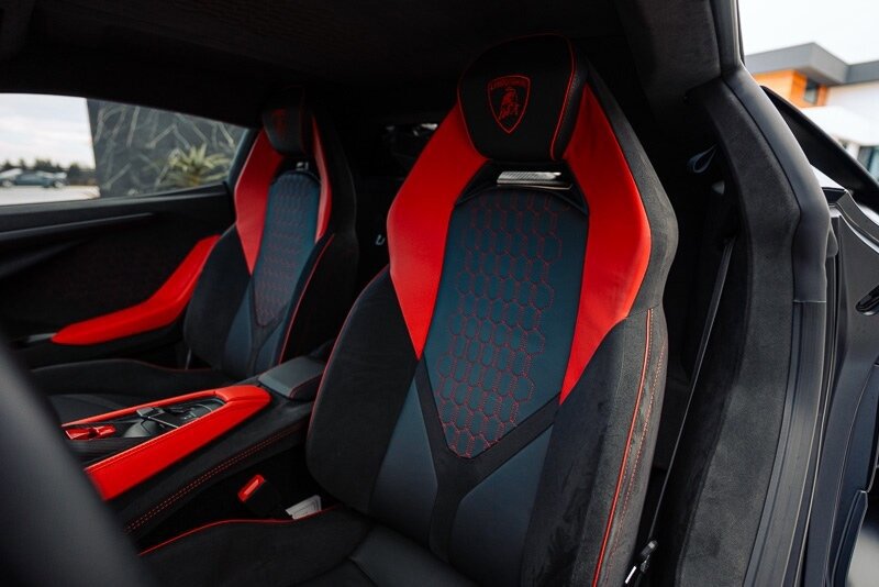 Used 2024 Lamborghini Revuelto image 18