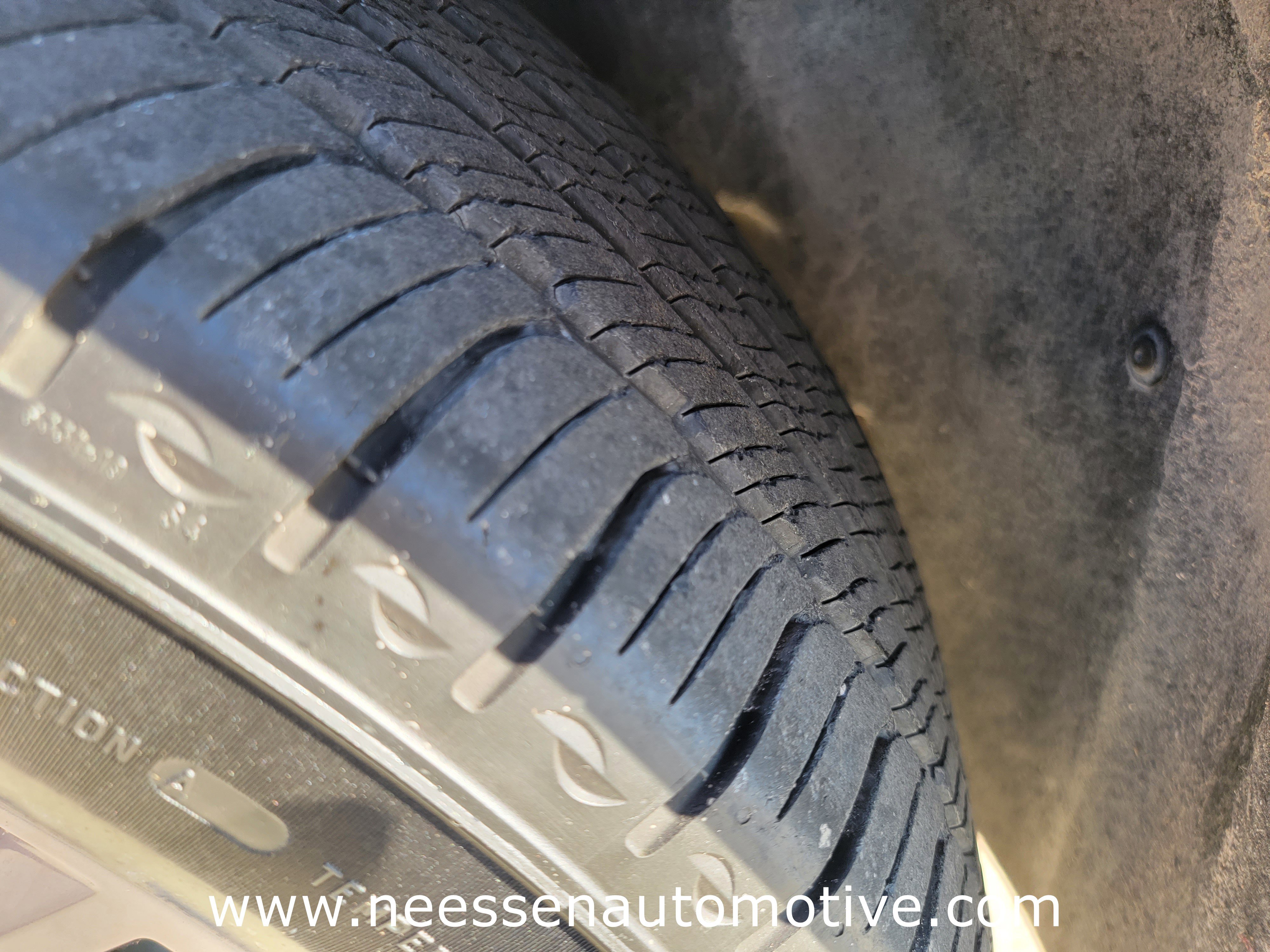 Used 2024 GMC Terrain SLT w/ Infotainment Package II image 33