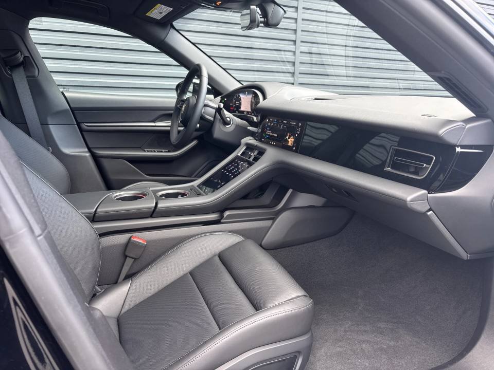 New 2025 Porsche Taycan w/ Premium Package RWD image 13