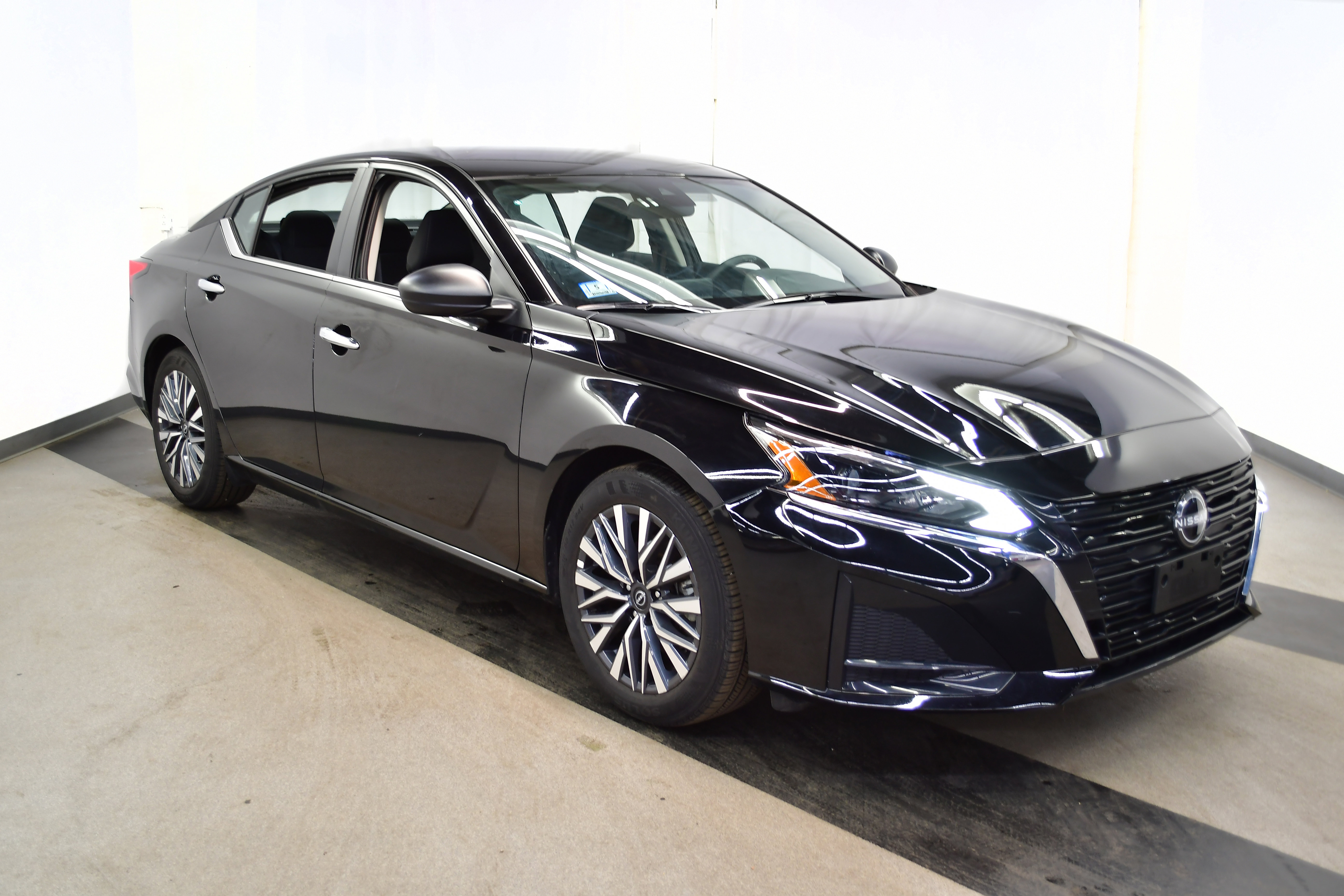 Used 2025 Nissan Altima 2.5 SV image 2