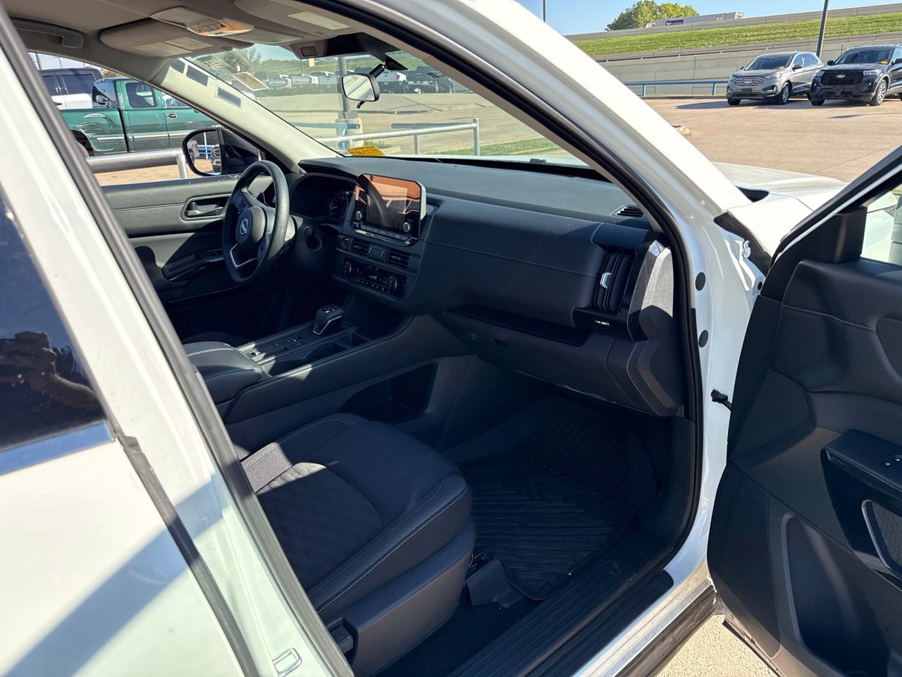 Used 2024 Nissan Pathfinder S FWD image 15