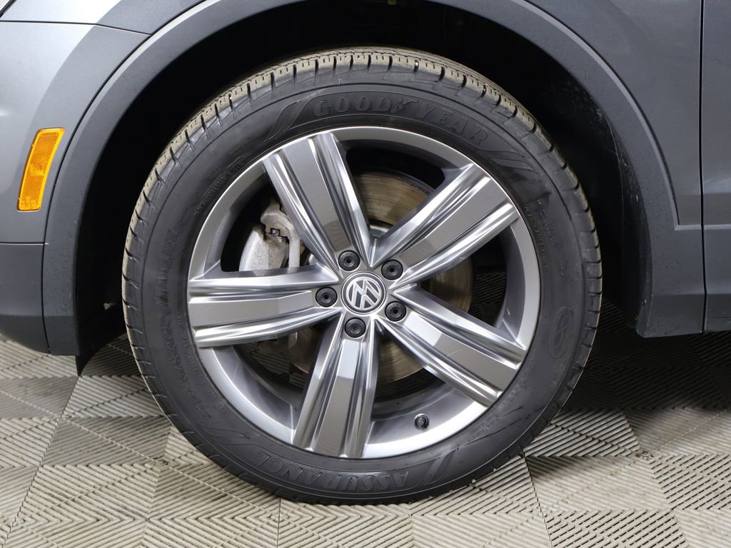 Used 2020 Volkswagen Tiguan SEL AWD/4WD image 24
