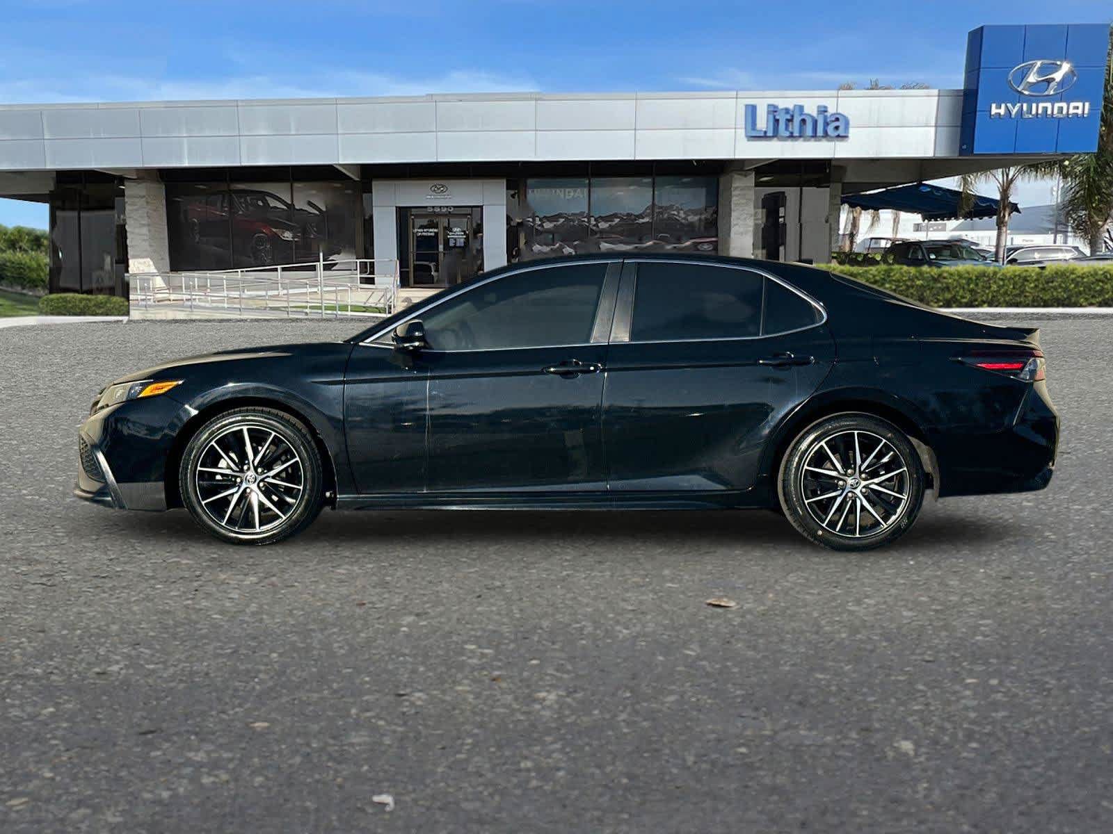 Used 2022 Toyota Camry SE FWD image 6