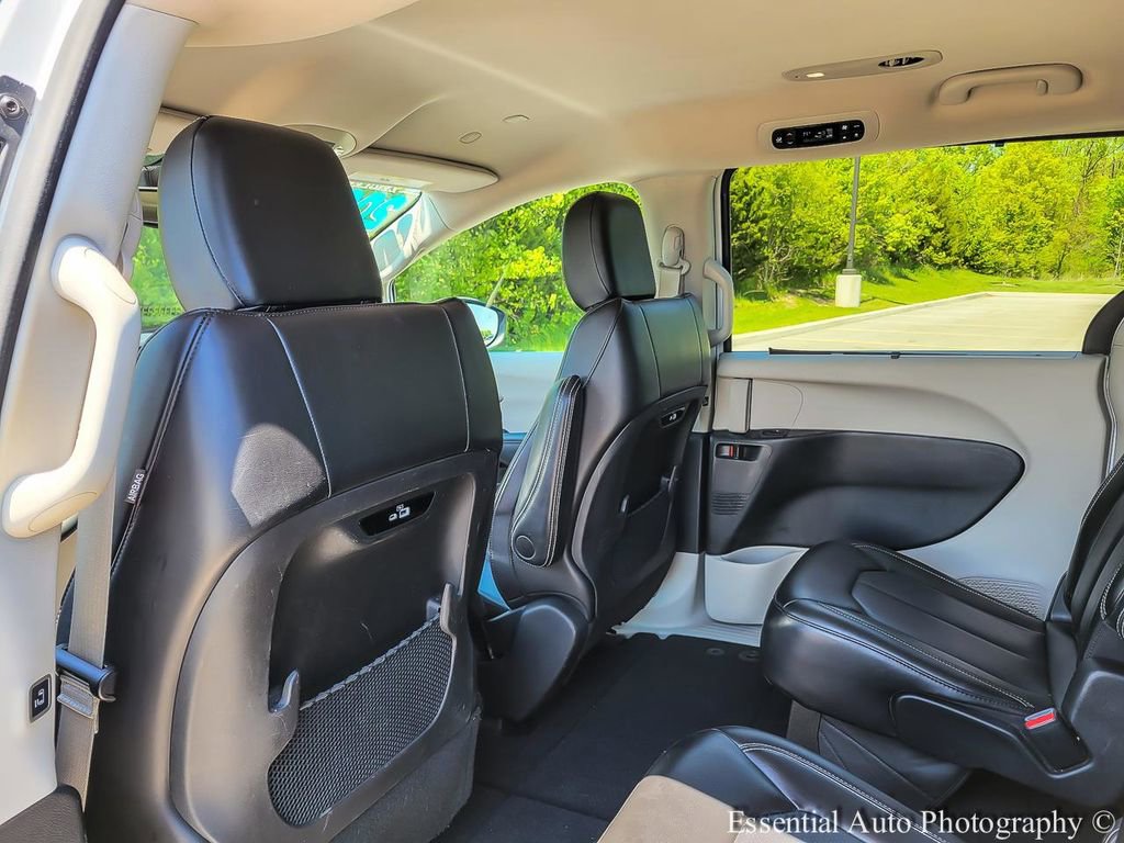 Used 2023 Chrysler Pacifica Touring-L FWD image 12