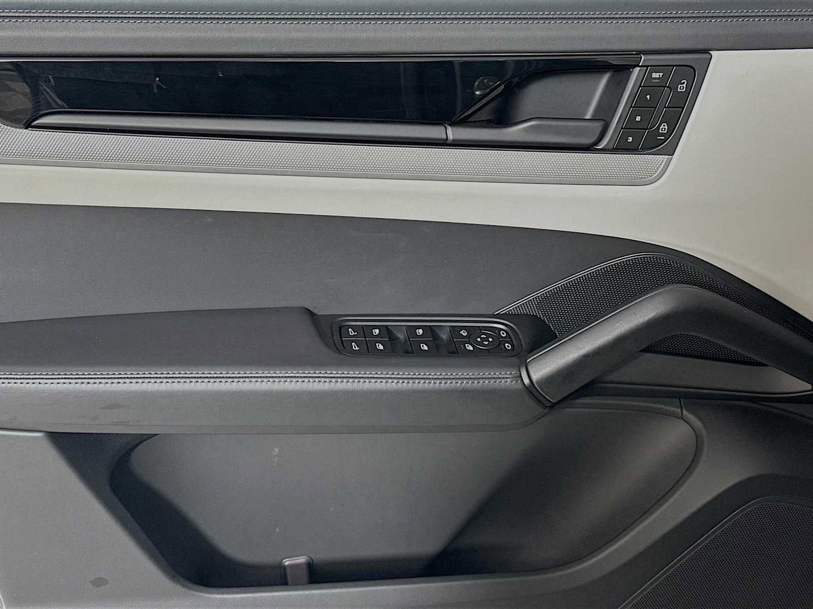 Certified 2025 Porsche Cayenne image 11
