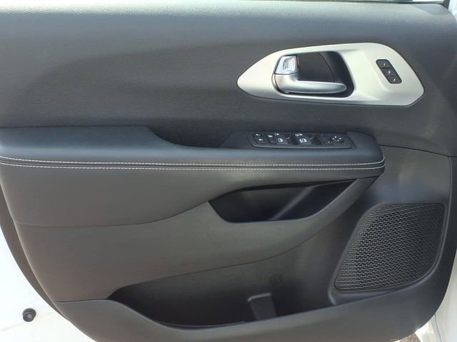 Used 2023 Chrysler Pacifica Touring-L w/ S Appearance Package image 8